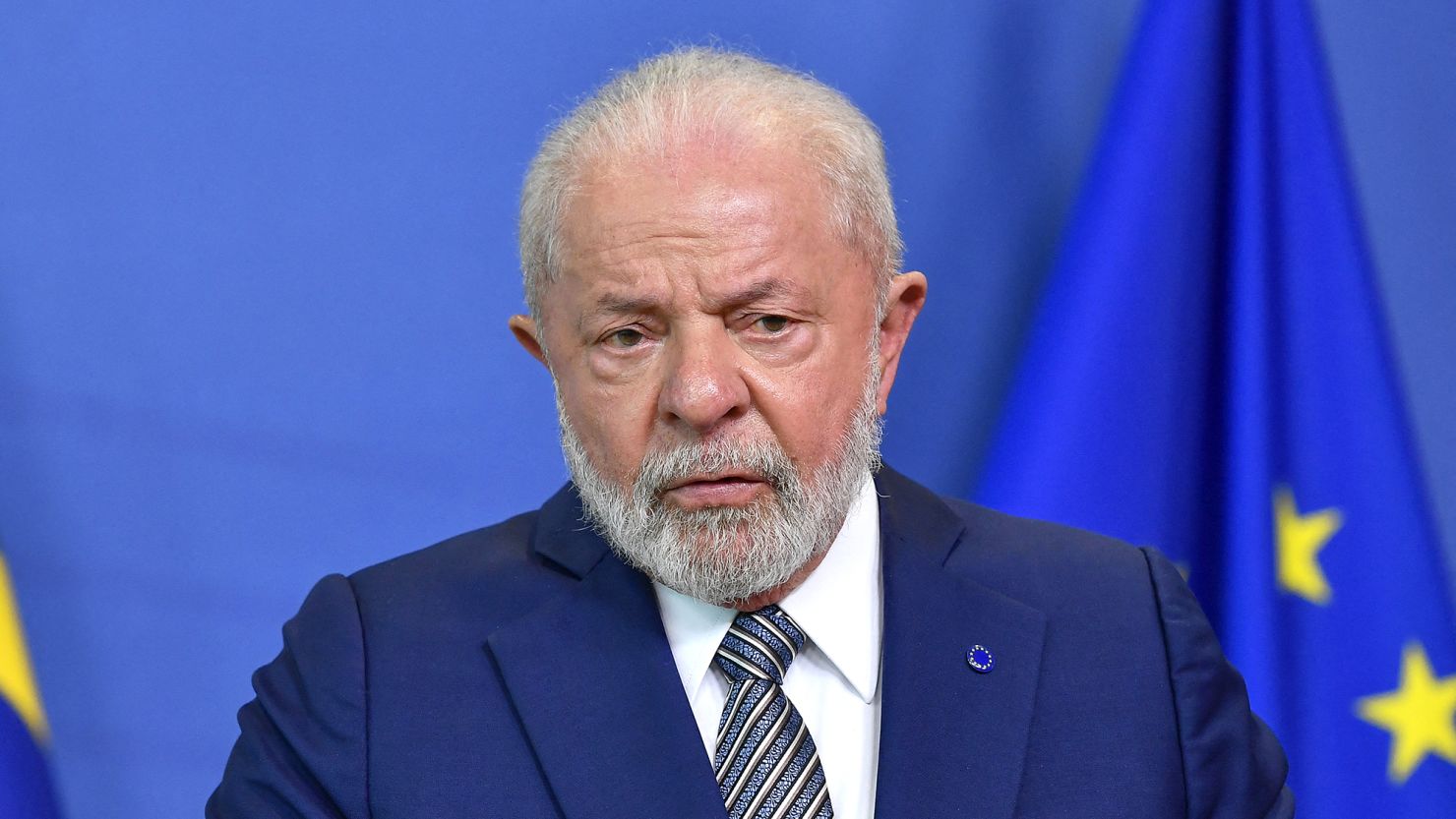 President Lula with young Brazilians